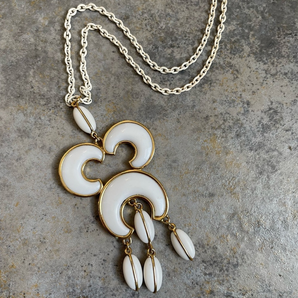 Vintage Crown Trifari White Enamel Necklace